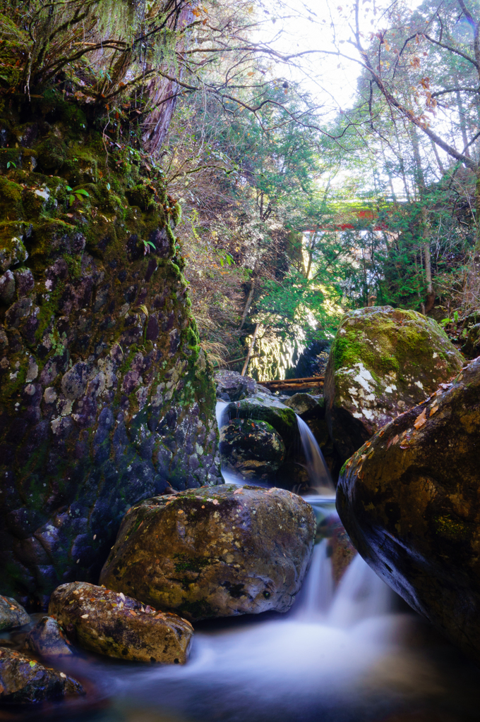 岩肌と水