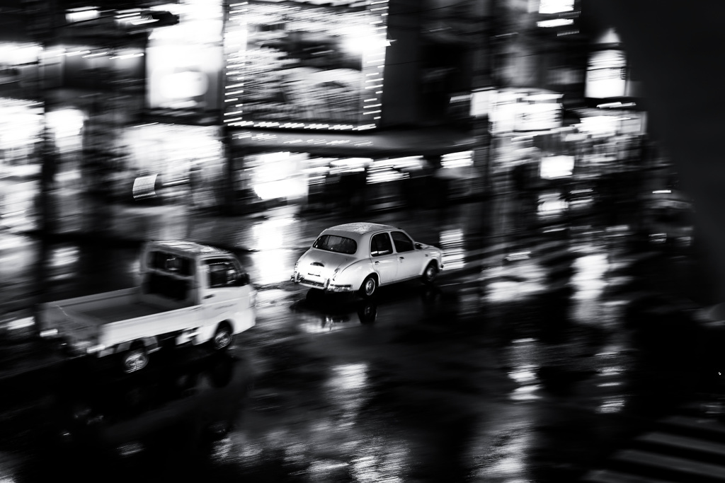 クーペと軽トラと雨