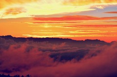 北アルプスの山並みと夕焼け！