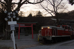 神社を横切る機関車