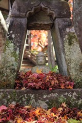 紅葉に埋もれた地蔵様