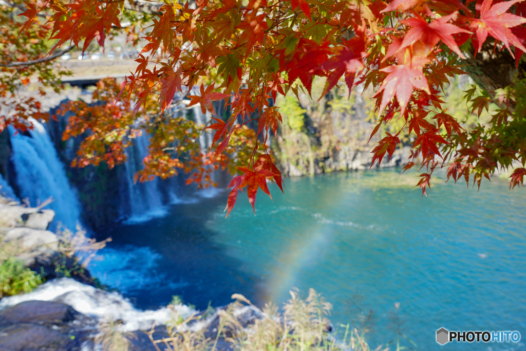 虹と滝と紅葉と