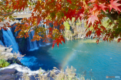 虹と滝と紅葉と