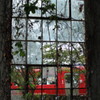 赤い電車の見える窓