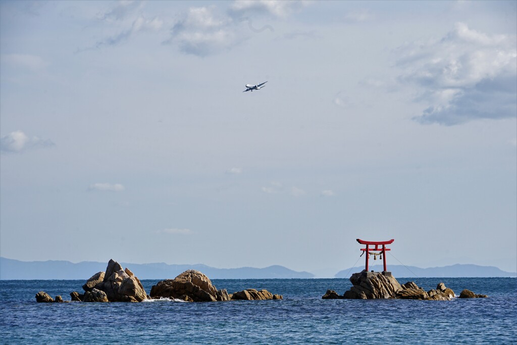 鳥居上空の飛行機