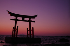 山と夕焼けと鳥居