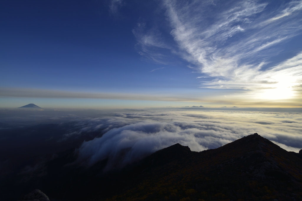天空を仰ぐ峰々