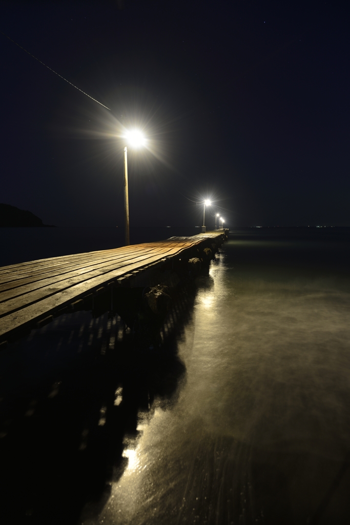 闇夜に浮ぶ光の桟橋。