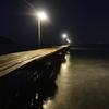 闇夜に浮ぶ光の桟橋。
