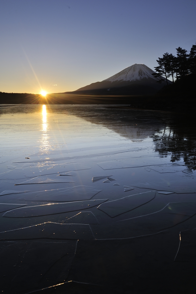 浮かぶ無数の鏡。