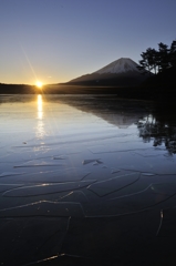 浮かぶ無数の鏡。
