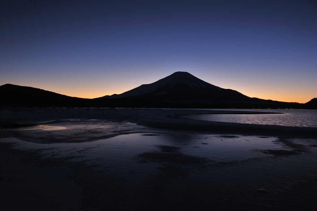 凍てつく夜の訪れ。
