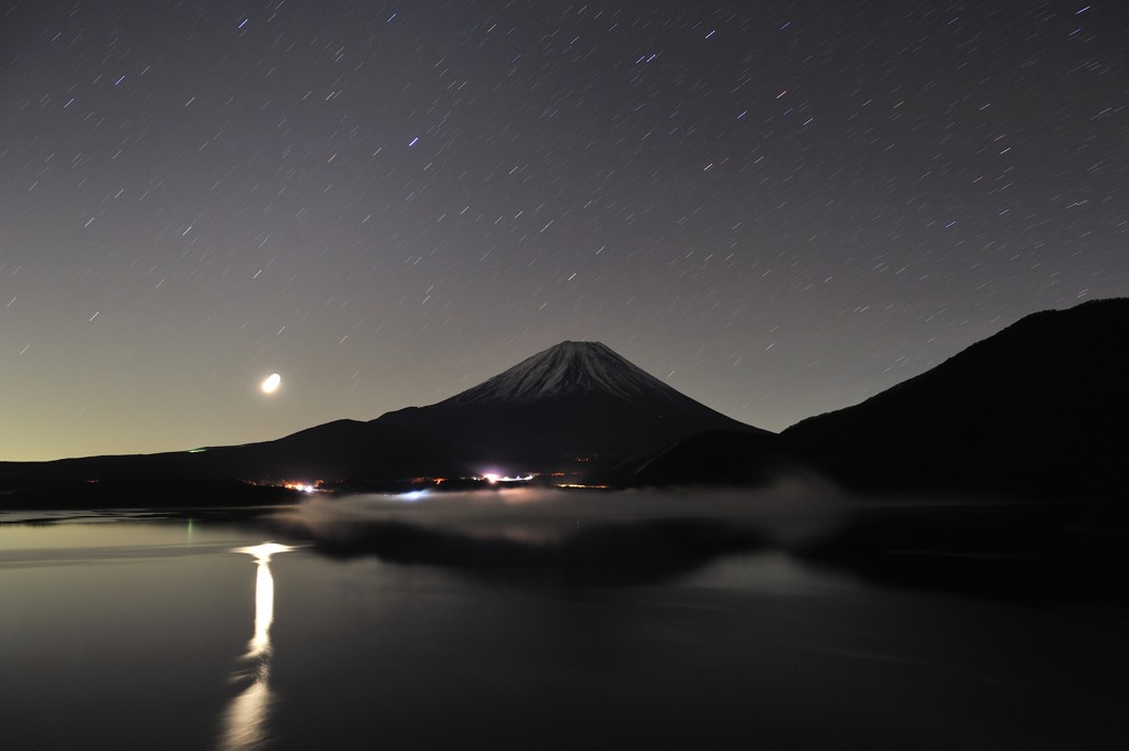 月夜の輝く薄氷の湖。
