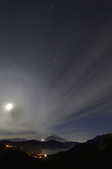 忍び寄る、雪を乗せた雲。