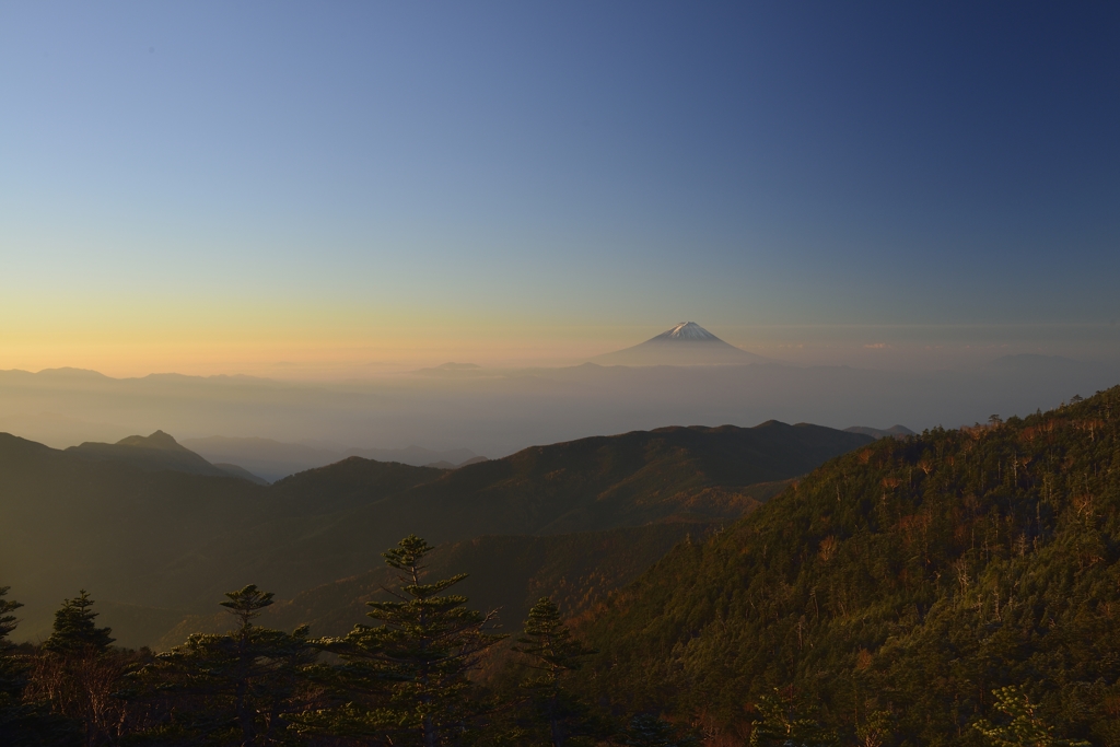 秋の山景。