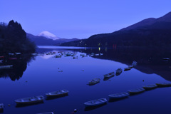 湖面の先の富士。