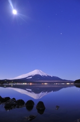 月夜が描きだす。