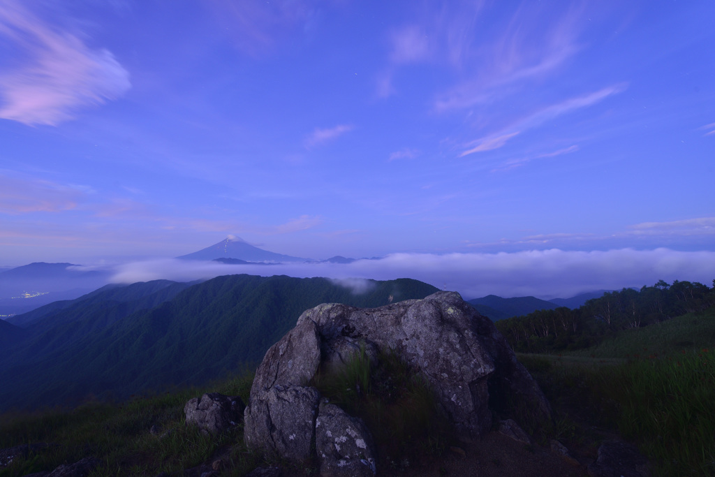 深緑の山々の先に。