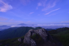 深緑の山々の先に。