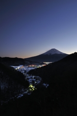 山間の町に浮かぶ、富士。