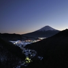 山間の町に浮かぶ、富士。