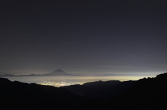 舞う星々と薄雲の灯り