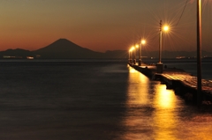 浮かぶ富士と桟橋。