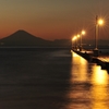 浮かぶ富士と桟橋。