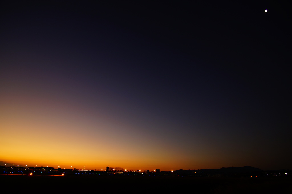 空港と月