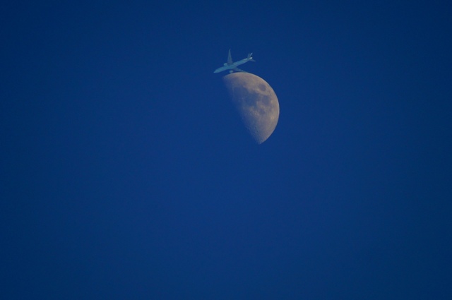 月と飛行機