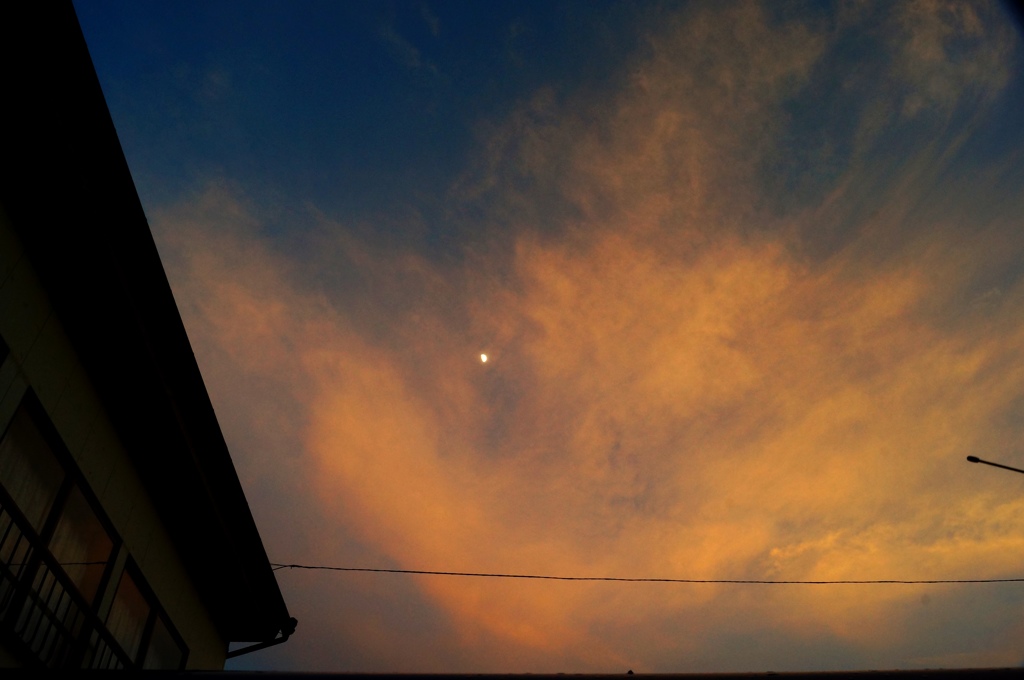 台風間近なのに、月も夕焼けも