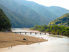四万十川　夏の岩間沈下橋のにぎわい