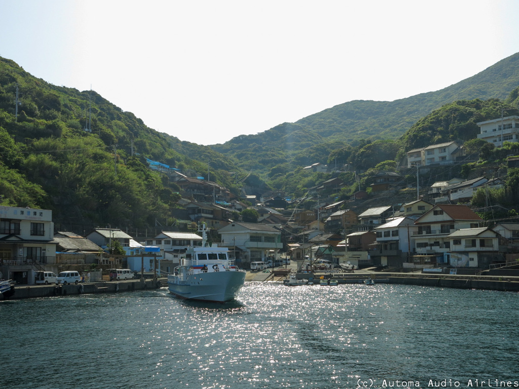 沖ノ島　母島(もしま)の港