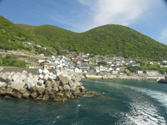 沖ノ島　片瀬の港をはなれて