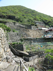 壁に築かれた港町