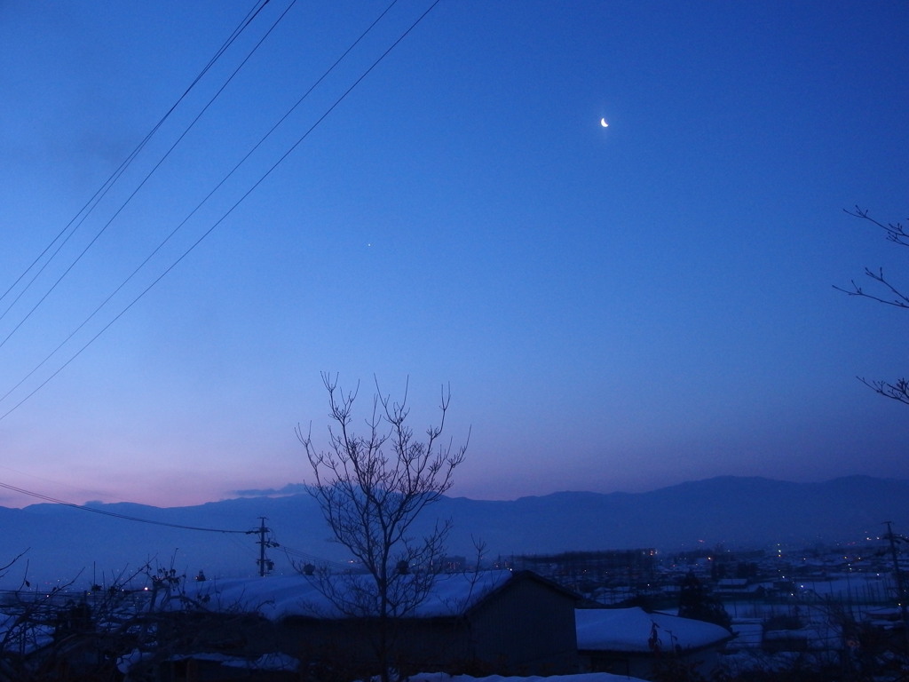 微かに明けの明星が