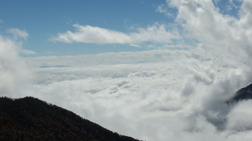 どこからともなく雲が出て来て秋の雲