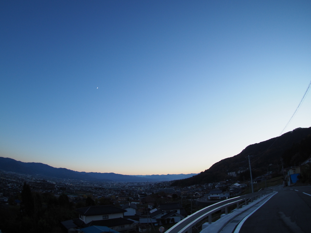 黄昏時に三日月