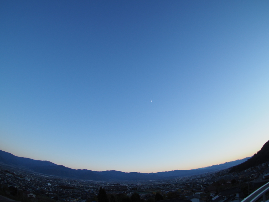 黄昏時に三日月