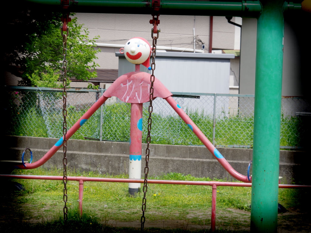 佇む
