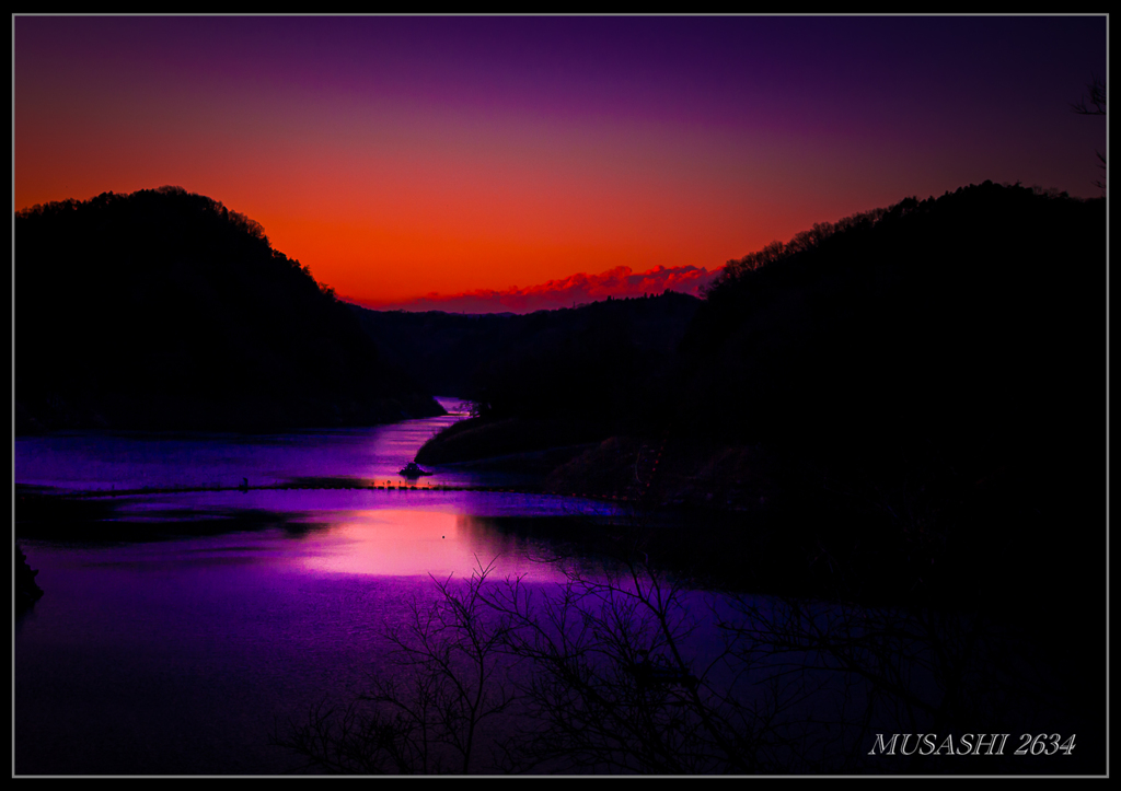 ダムの夜明け