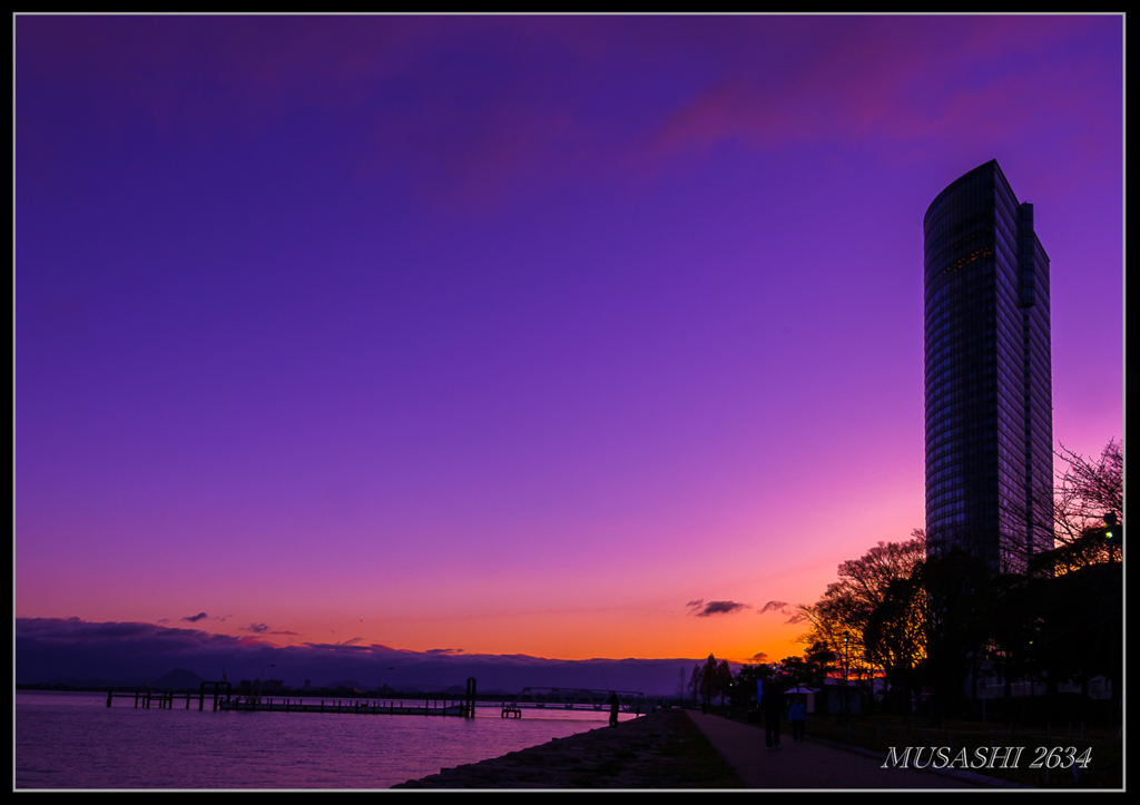 湖岸の朝