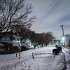 降雪後の坂道で