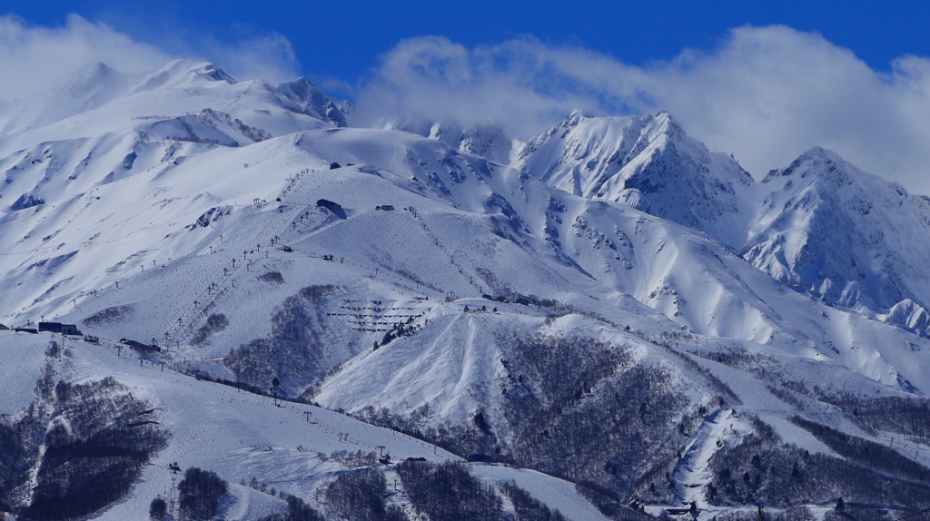雪煙上がる八方尾根と不帰ノ嶮