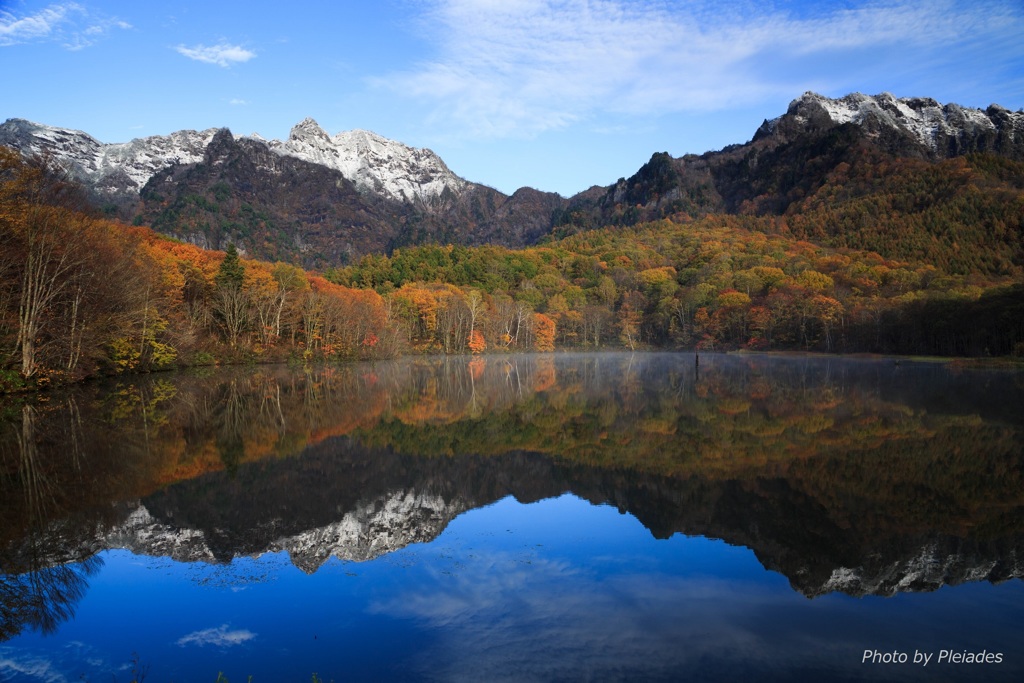 冠雪の戸隠の山と鏡池の紅葉