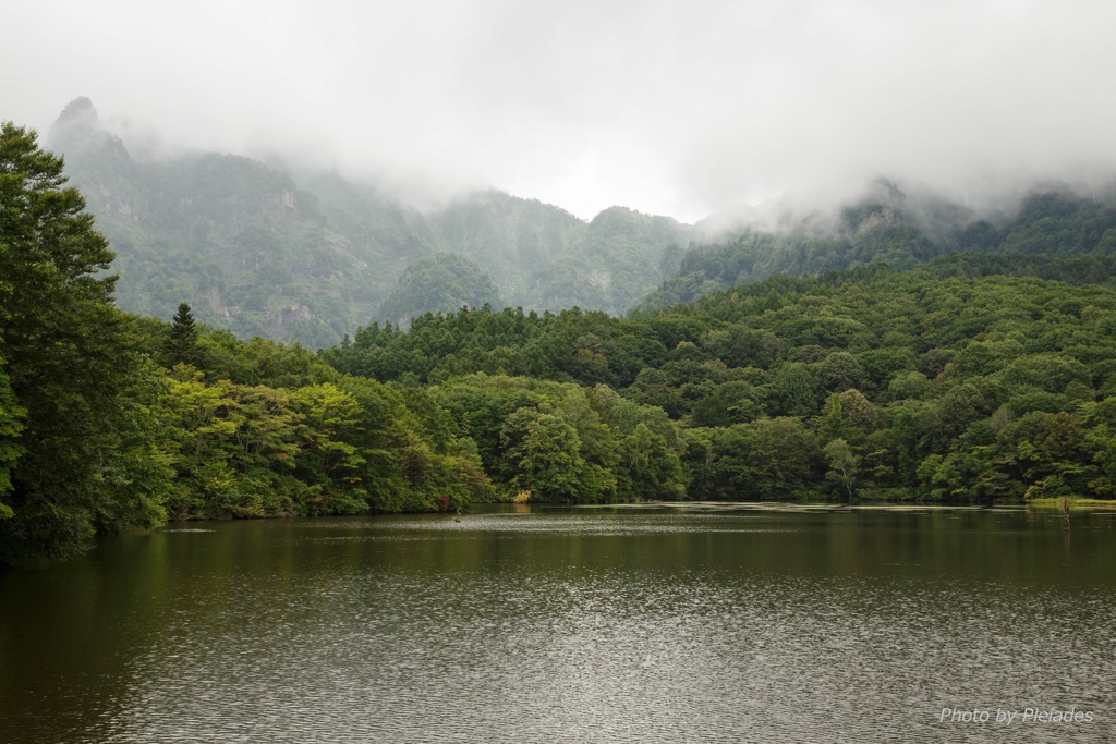 雲が垂れこめる鏡池