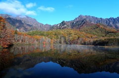 鏡池の遅い紅葉