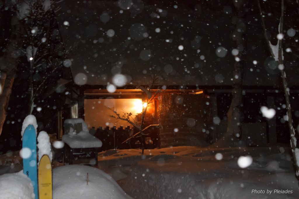 雪は降りつつ