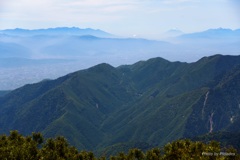 青霞む山並みと富士山