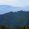 青霞む山並みと富士山